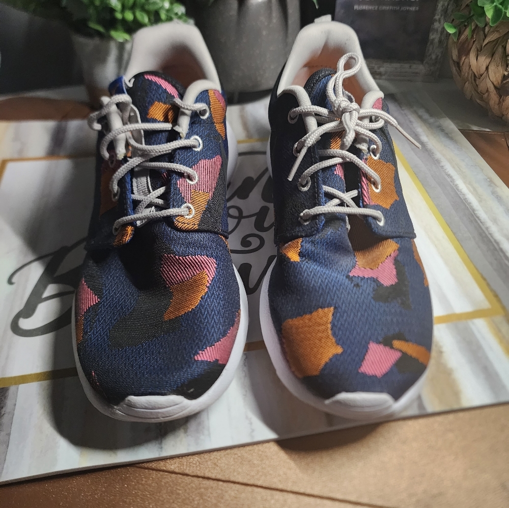 Women's NIKE ROSHE ONE Athletic Running Shoes 845009 SIZE  8